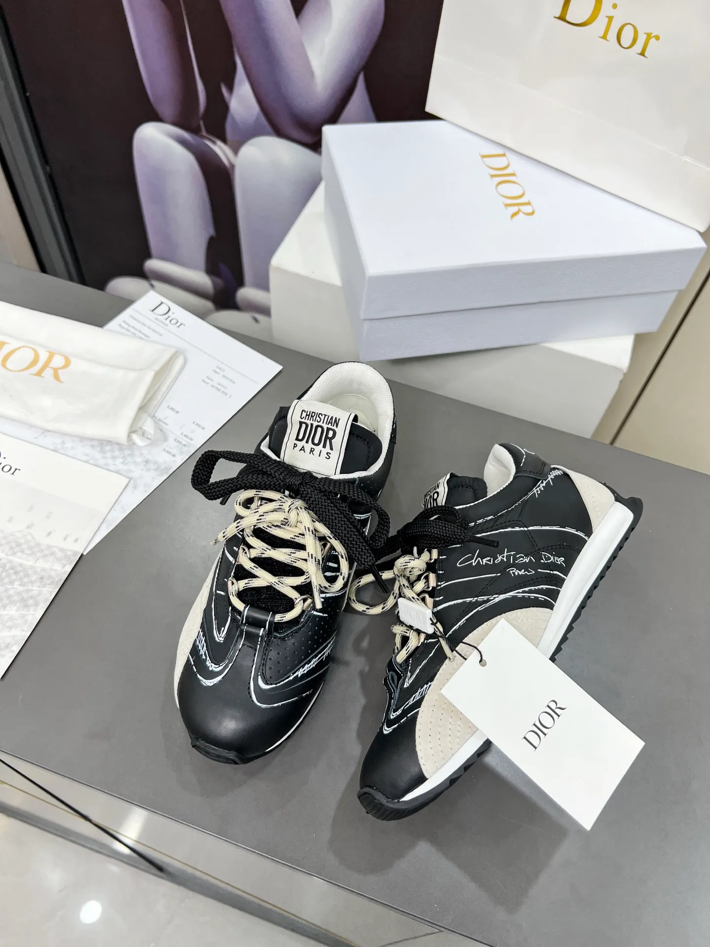 Black men's shoes 💰540 This D-Sketch sneaker is a new product of the 2025 spring and summer ready-to-wear series❤️‍🔥❤️‍🔥❤️‍🔥❤️‍🔥, highlighting the classic retro aesthetics. Crafted from gold-toned crinkled sheepskin and gold-toned laminated calfskin 🌹🌹🌹, it features beige suede calfskin panels and double laces. The side is decorated with a handwritten Christian Dior Men's Shoes 💰aris logo🎆🎆🎆, while the heel and tongue are embellished with Christian Dior Men's Shoes 💰aris logo panels and plaques. Paired with two-color thin rubber soles, they look more refined. Size: 35~41 (men’s model is currently available). Color: black, white, gold, silver.